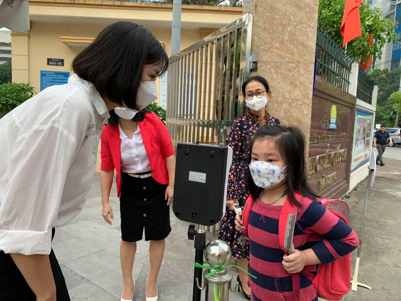 Hơn 1 triệu học sinh Thủ đô đến trường: Dậy từ tờ mờ sáng, mua hoa tươi trưng lớp ảnh 11 Hơn 1 triệu học sinh Thủ đô đến trường: Dậy từ tờ mờ sáng, mua hoa tươi trưng lớp ảnh 11