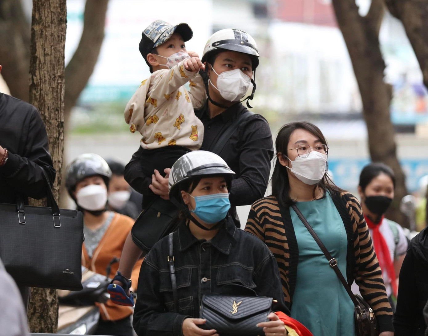 Hơn 1 triệu học sinh Thủ đô đến trường: Dậy từ tờ mờ sáng, mua hoa tươi trưng lớp ảnh 27 Hơn 1 triệu học sinh Thủ đô đến trường: Dậy từ tờ mờ sáng, mua hoa tươi trưng lớp ảnh 27