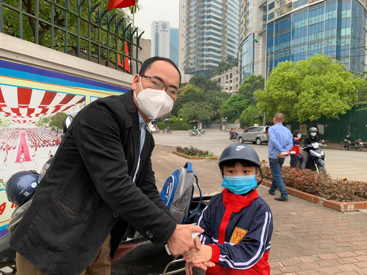 Hơn 1 triệu học sinh Thủ đô đến trường: Dậy từ tờ mờ sáng, mua hoa tươi trưng lớp ảnh 16 Hơn 1 triệu học sinh Thủ đô đến trường: Dậy từ tờ mờ sáng, mua hoa tươi trưng lớp ảnh 16