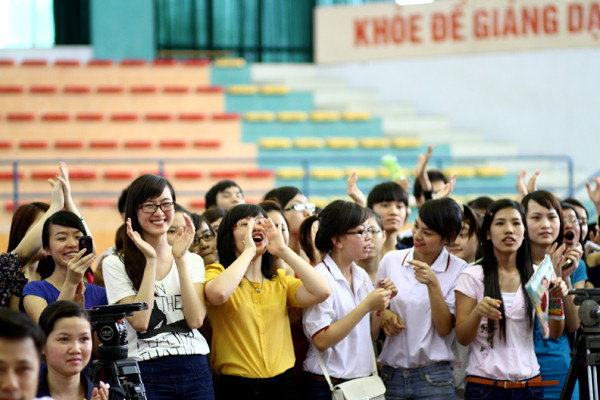 Đông đảo bạn sinh viên Đại học Dân lập Hải Phòng hào hứng với sự hiện diện của các nghệ sĩ tại chương trình. Ảnh: X.T