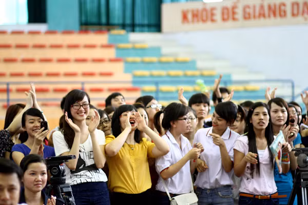 Đông đảo bạn sinh viên Đại học Dân lập Hải Phòng hào hứng với sự hiện diện của các nghệ sĩ tại chương trình. Ảnh: X.T