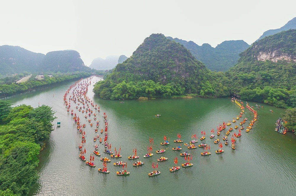 Lễ hội Tràng An nhìn từ trên cao. Ảnh: Phạm Nam. Lễ hội Tràng An nhìn từ trên cao. Ảnh: Phạm Nam.
