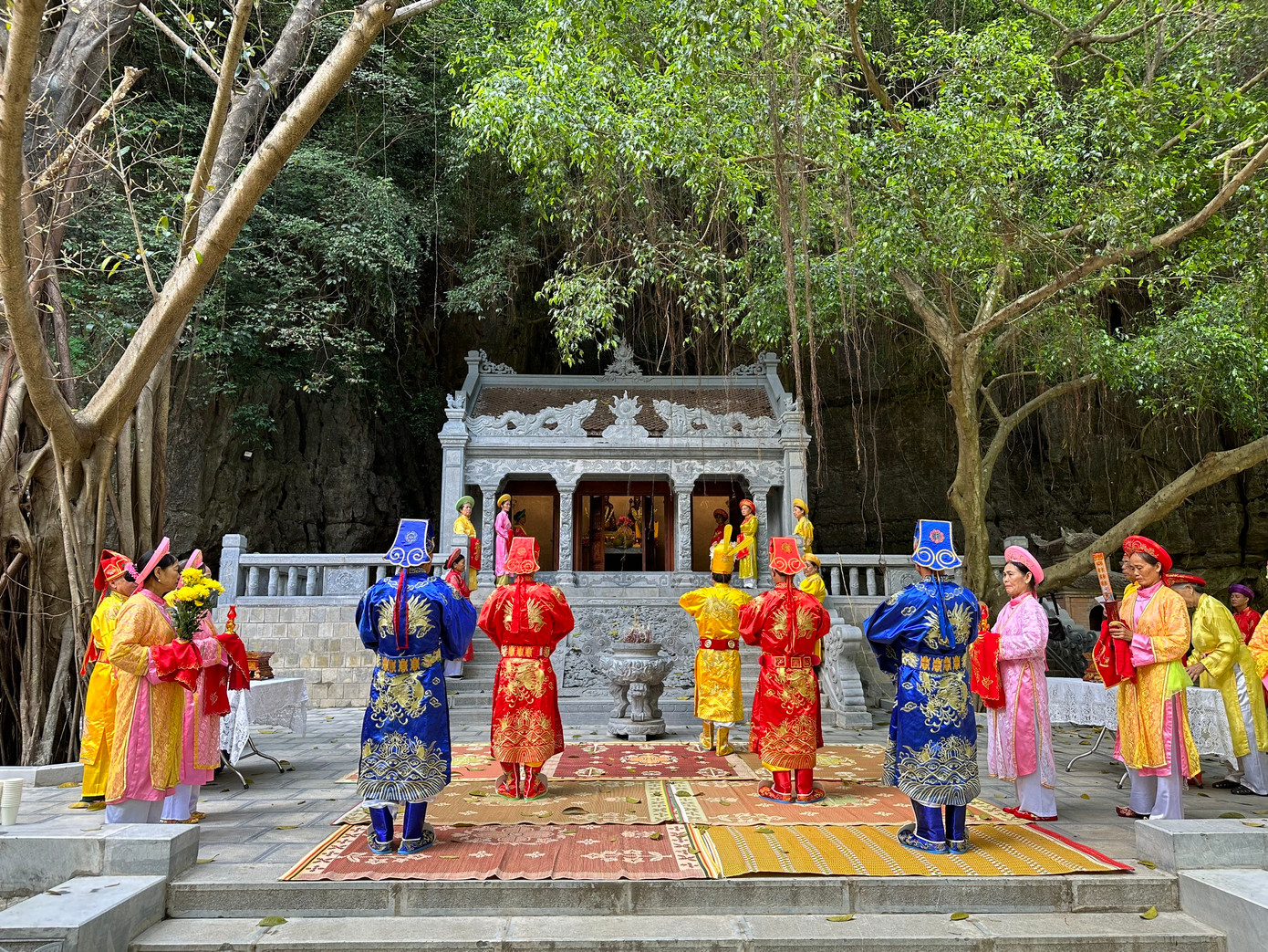 Nghi thức dâng hương tại đền Trần Ninh Bình.