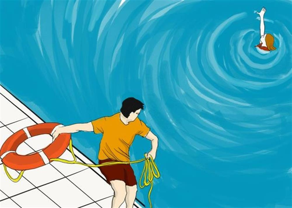 Sử dụng phao có dây kéo hoặc dây thừng để cứu người bị nạn.