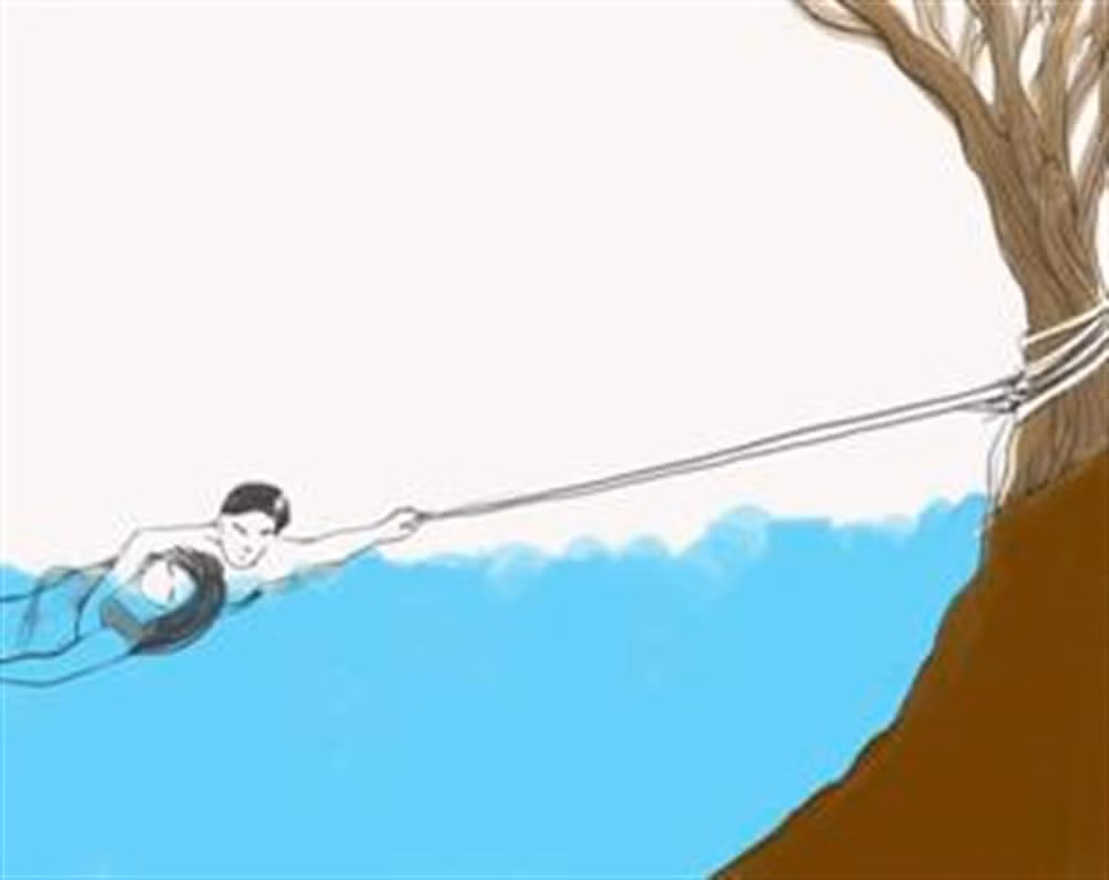 Cứu người đuối nước bằng dây.