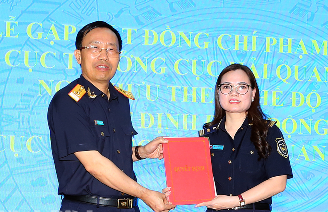 Ông Nguyễn Văn Cần, Tổng Cục trưởng Tổng cục Hải quan trao quyết định bổ nhiệm cho bà Nguyễn Thu Nhiễu.