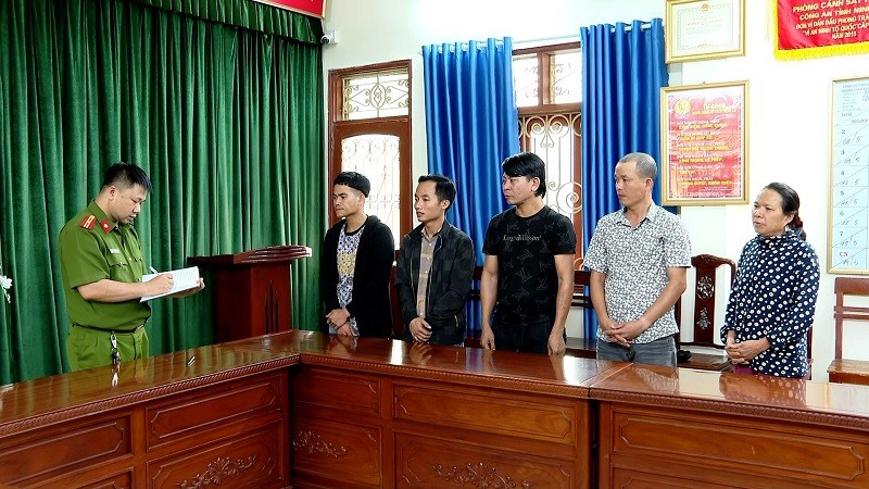 Các đối tượng tại cơ quan công an. Các đối tượng tại cơ quan công an.