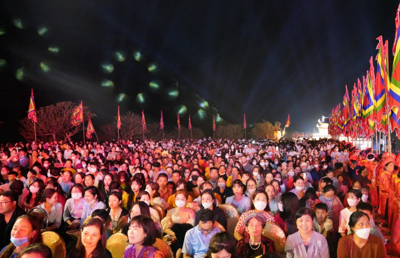 Hàng vạn du khách thập phương tới dự Lễ đàn kính thiên.