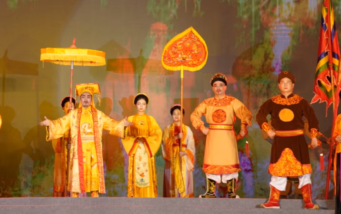 Tái hiện bối cảnh Đinh Bộ Lĩnh lên ngôi Hoàng đế. Tái hiện bối cảnh Đinh Bộ Lĩnh lên ngôi Hoàng đế.