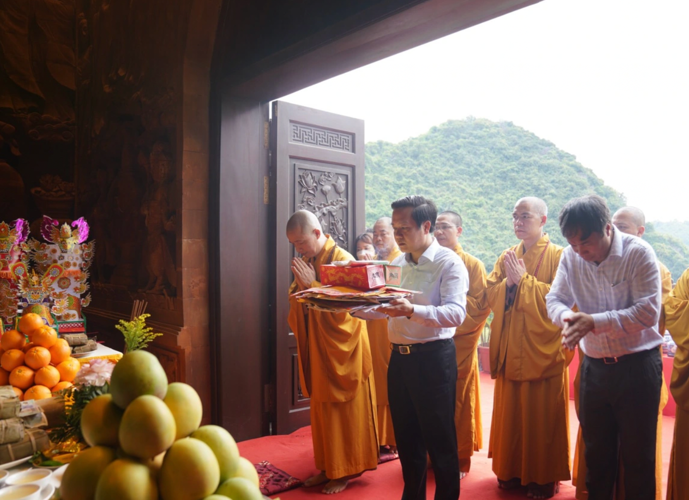 Đại diện lãnh đạo tỉnh Ninh Bình dâng lễ tại chùa Bái Đính.