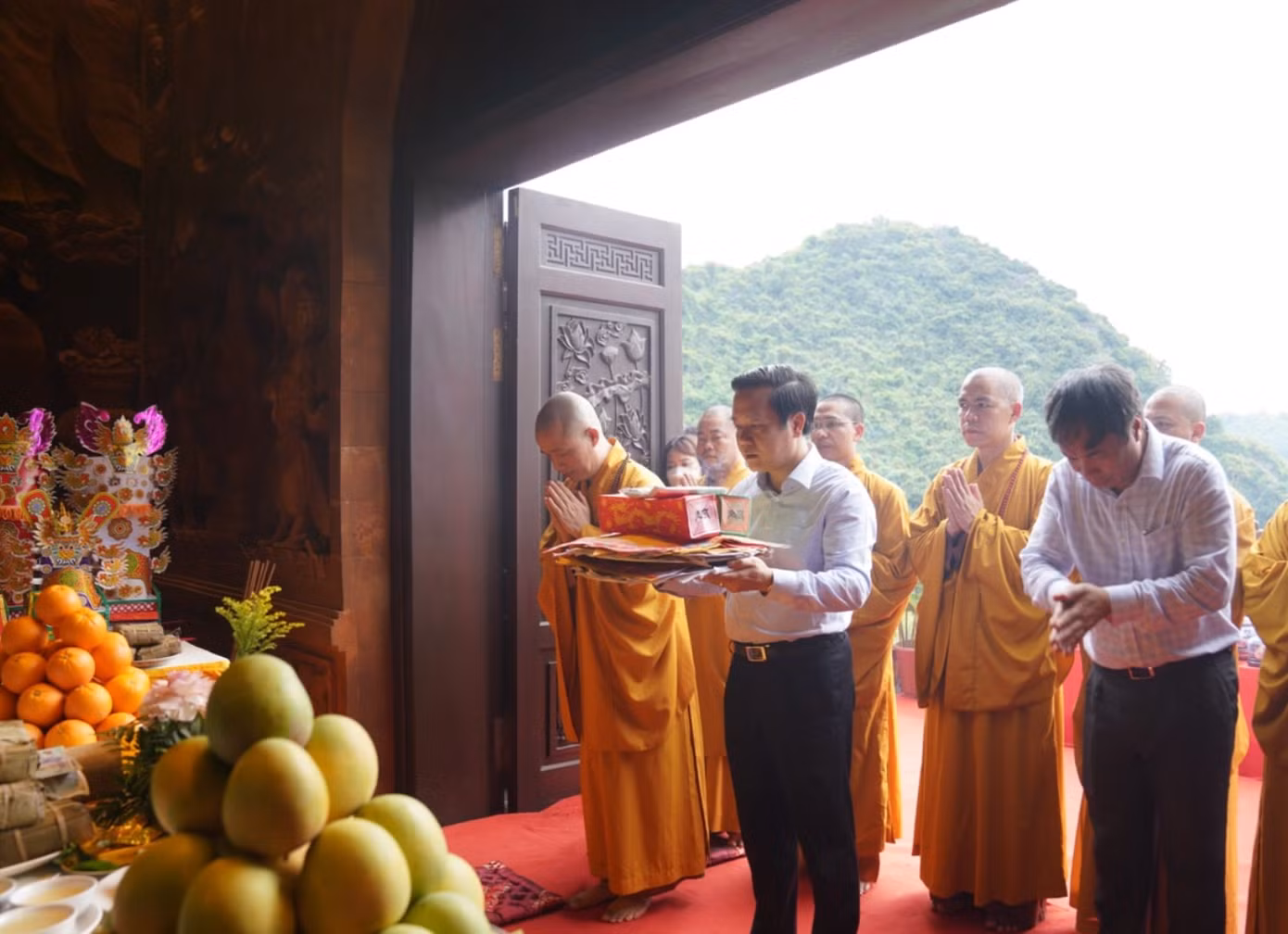 Đại diện lãnh đạo tỉnh Ninh Bình dâng lễ tại chùa Bái Đính. Đại diện lãnh đạo tỉnh Ninh Bình dâng lễ tại chùa Bái Đính.