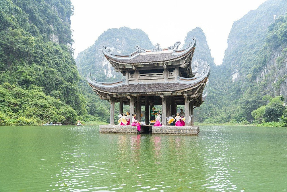 Nhiều tiết mục văn nghệ đặc sắc được biểu diễn tại lễ hội. Nhiều tiết mục văn nghệ đặc sắc được biểu diễn tại lễ hội.