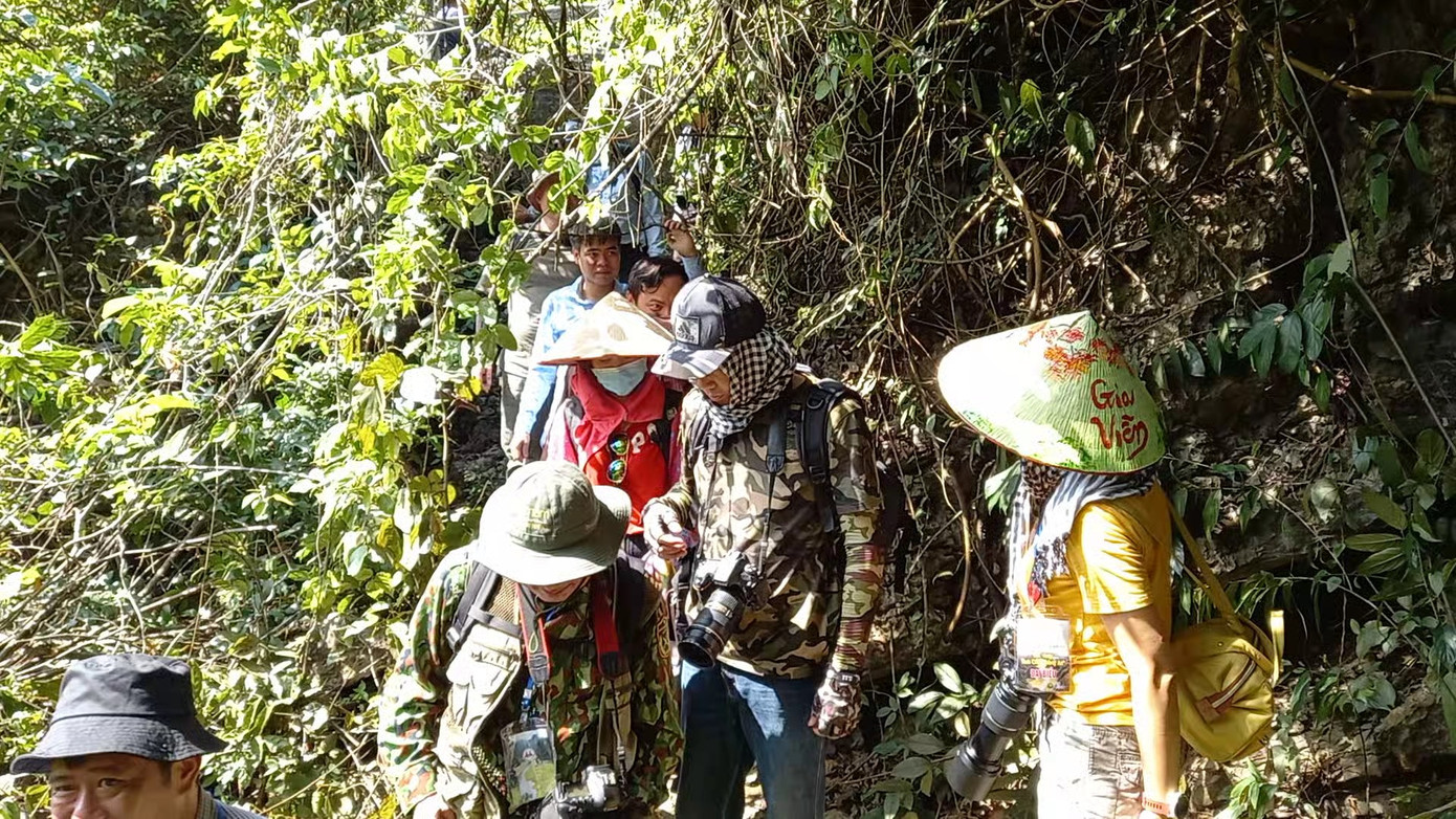 Nhiếp ảnh gia trèo đèo lội suối "săn" những khoảnh khắc vàng. Nhiếp ảnh gia trèo đèo lội suối "săn" những khoảnh khắc vàng.