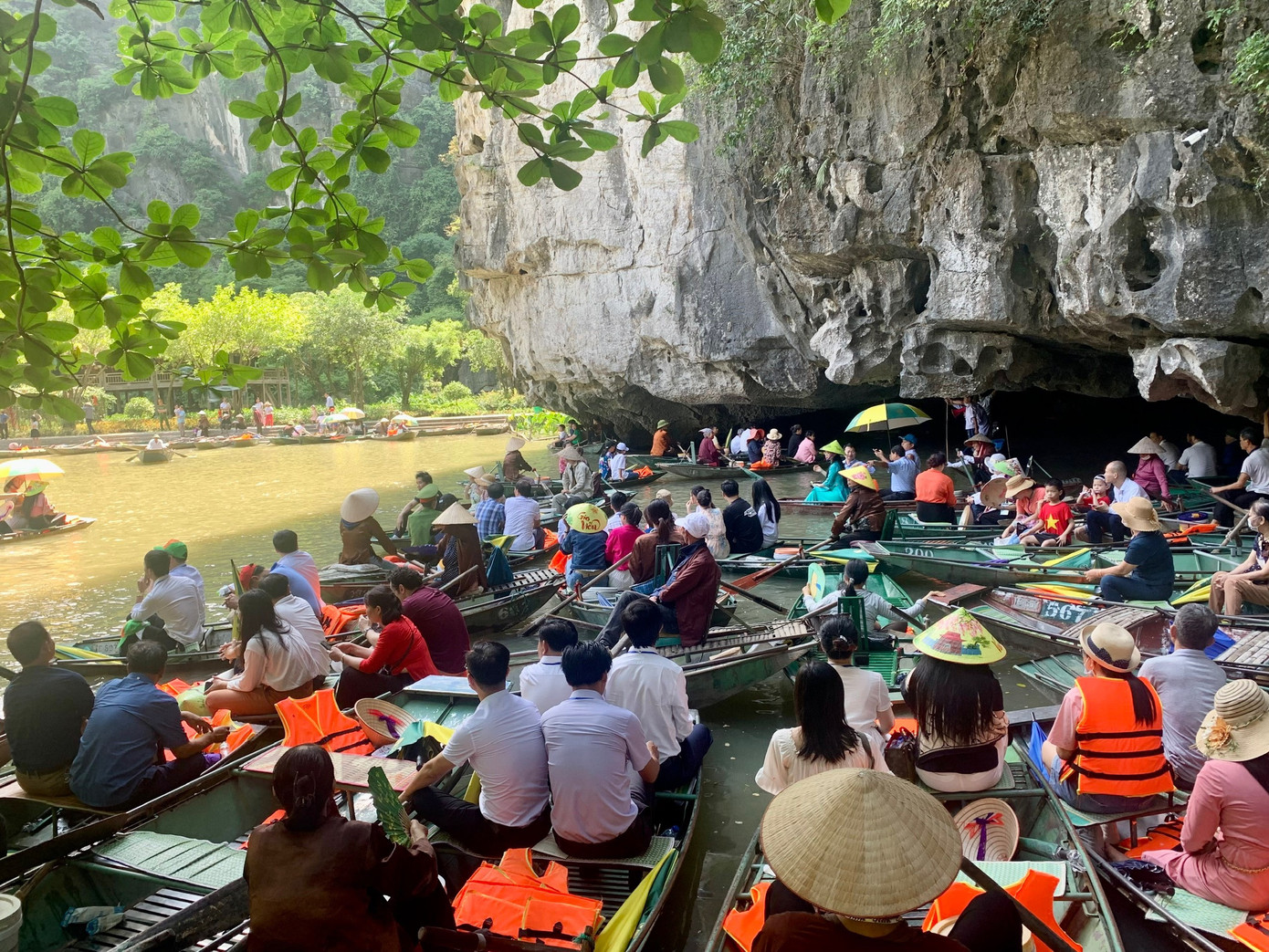 Du khách đổ xô về Tràng An, Ninh Bình.