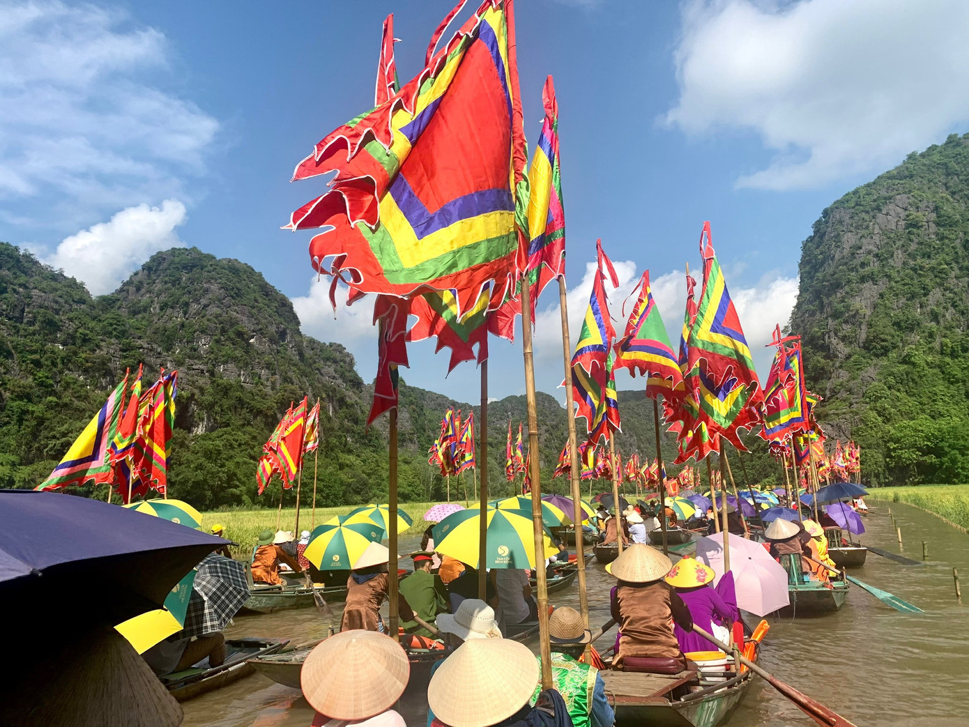 Du khách thả mình trên dòng sông Ngô Đồng.