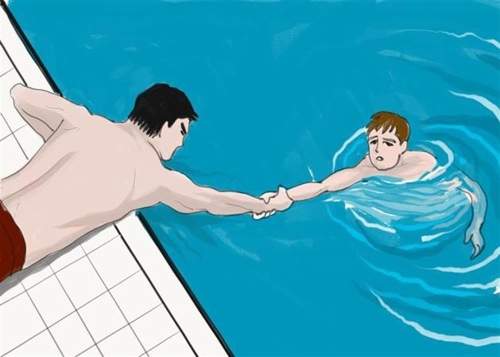 Sử dụng tay hoặc cành cây để cứu (nếu nạn nhân gần bờ).