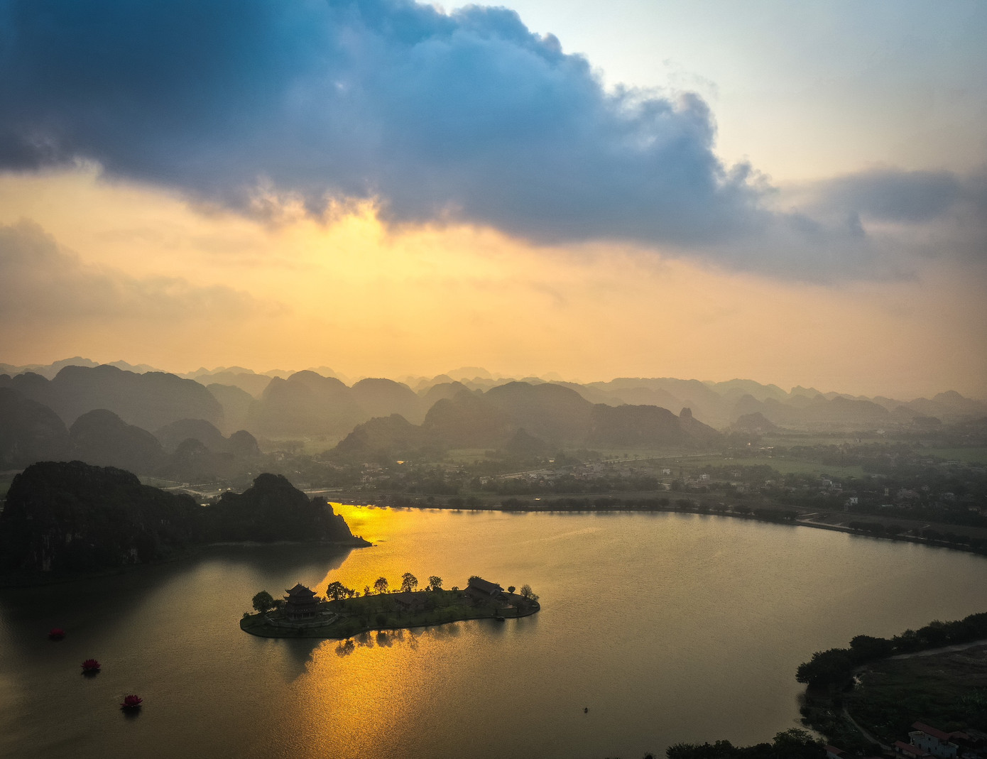 Một góc Tràng An nhìn từ trên cao. Ảnh: Phạm Nam. Một góc Tràng An nhìn từ trên cao. Ảnh: Phạm Nam.