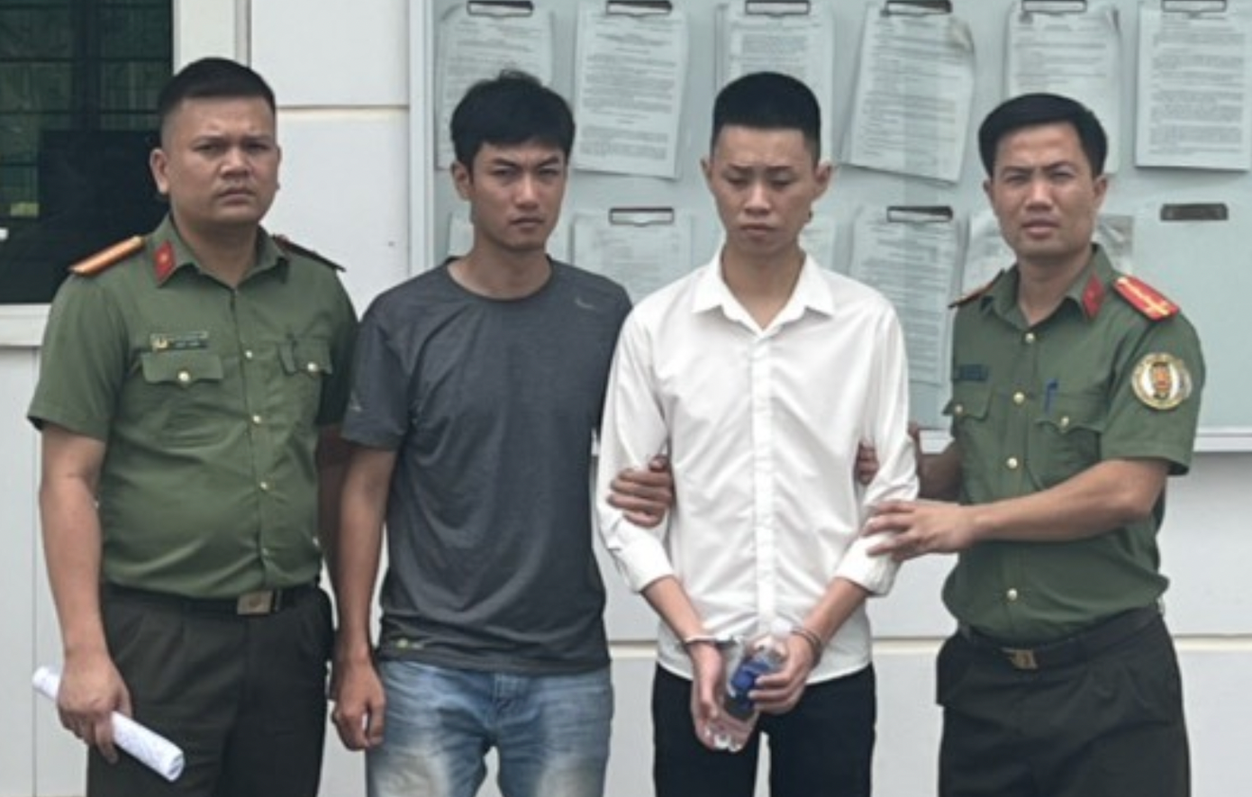 Hưng bị bắt giữ khi làm hộ chiếu.