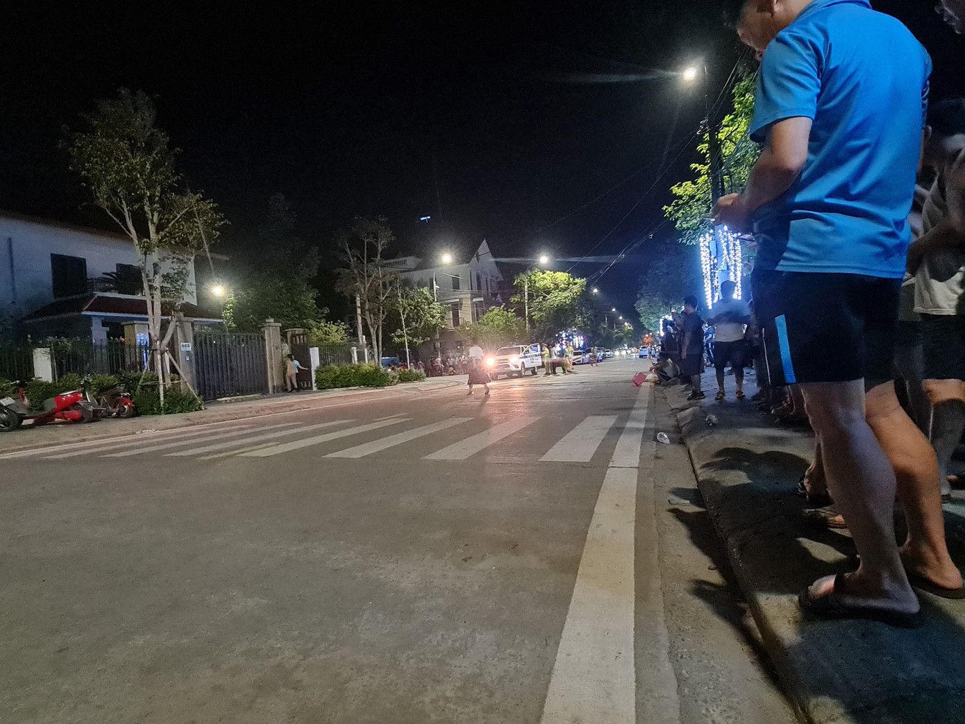 Nhiều người hiếu kì đến xem tại khu vực phong toả.