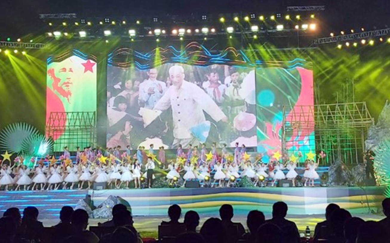 Hình ảnh Chủ tịch Hồ Chí Minh tái hiện trên sân khấu.