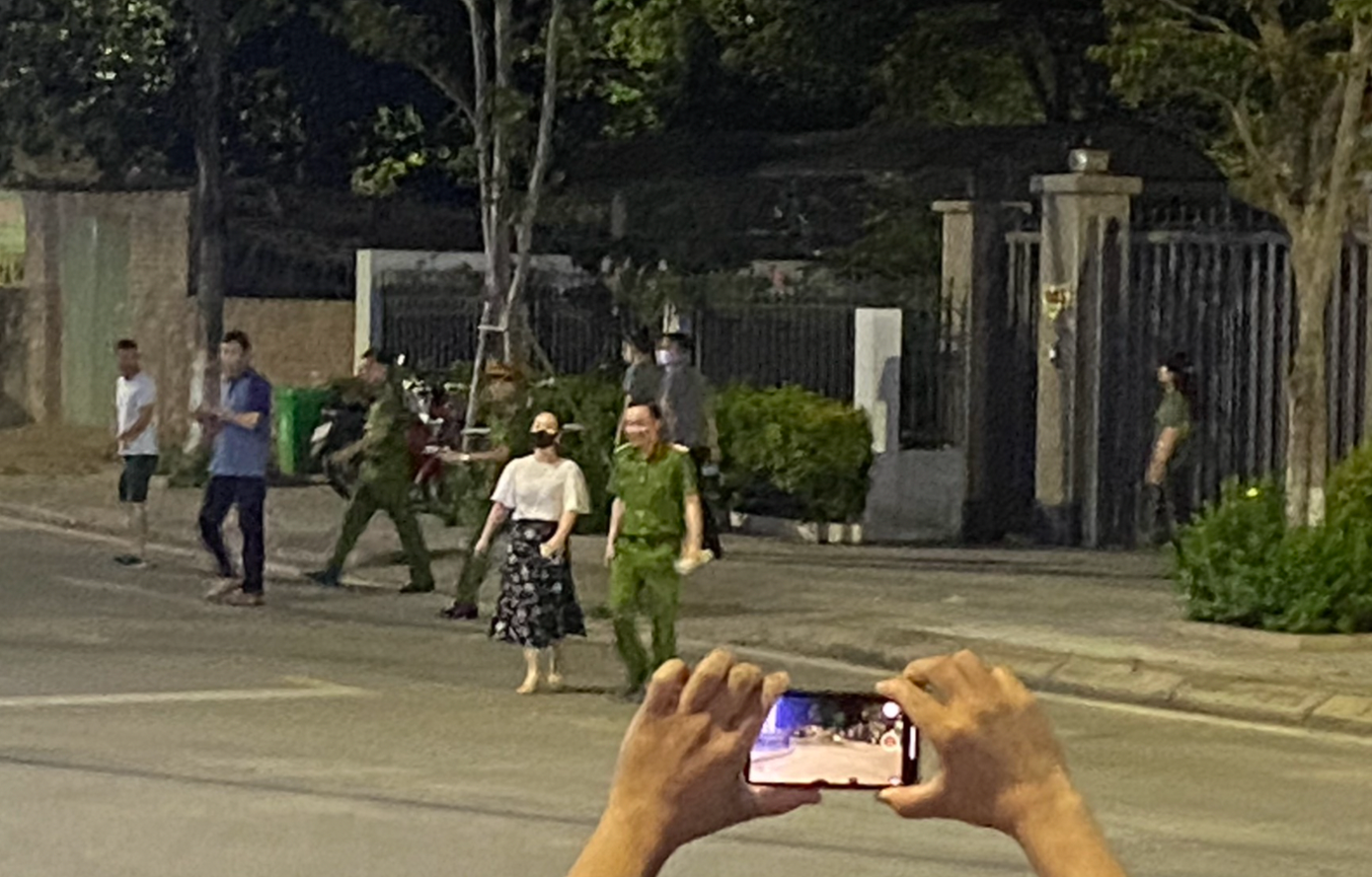 Cảnh sát xuất hiện tại khu vực nhà ông Vịnh. Cảnh sát xuất hiện tại khu vực nhà ông Vịnh.