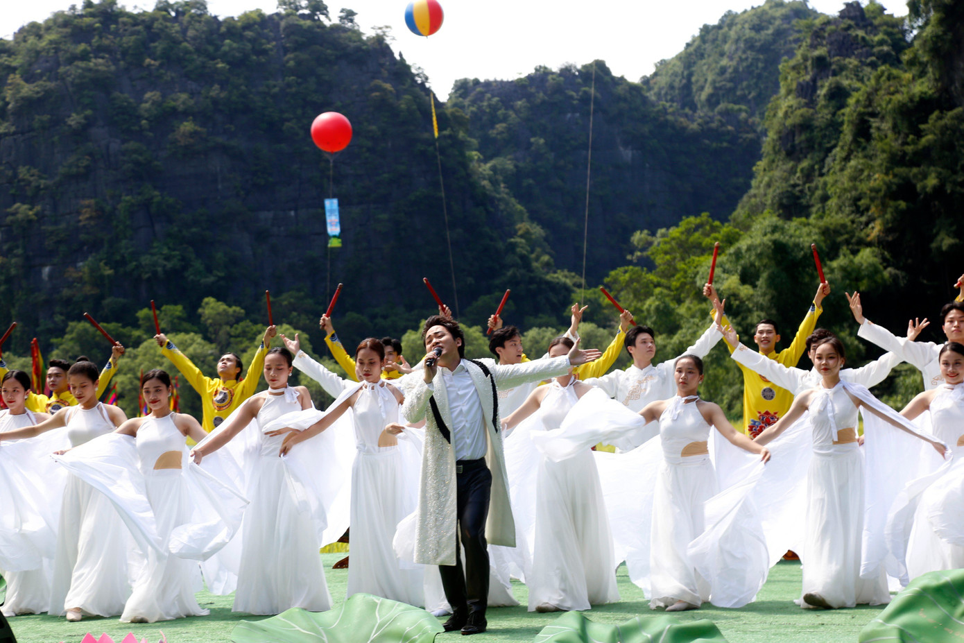 Du khách có thể thưởng thức văn nghệ tại khu Danh thắng Tràng An. Du khách có thể thưởng thức văn nghệ tại khu Danh thắng Tràng An.