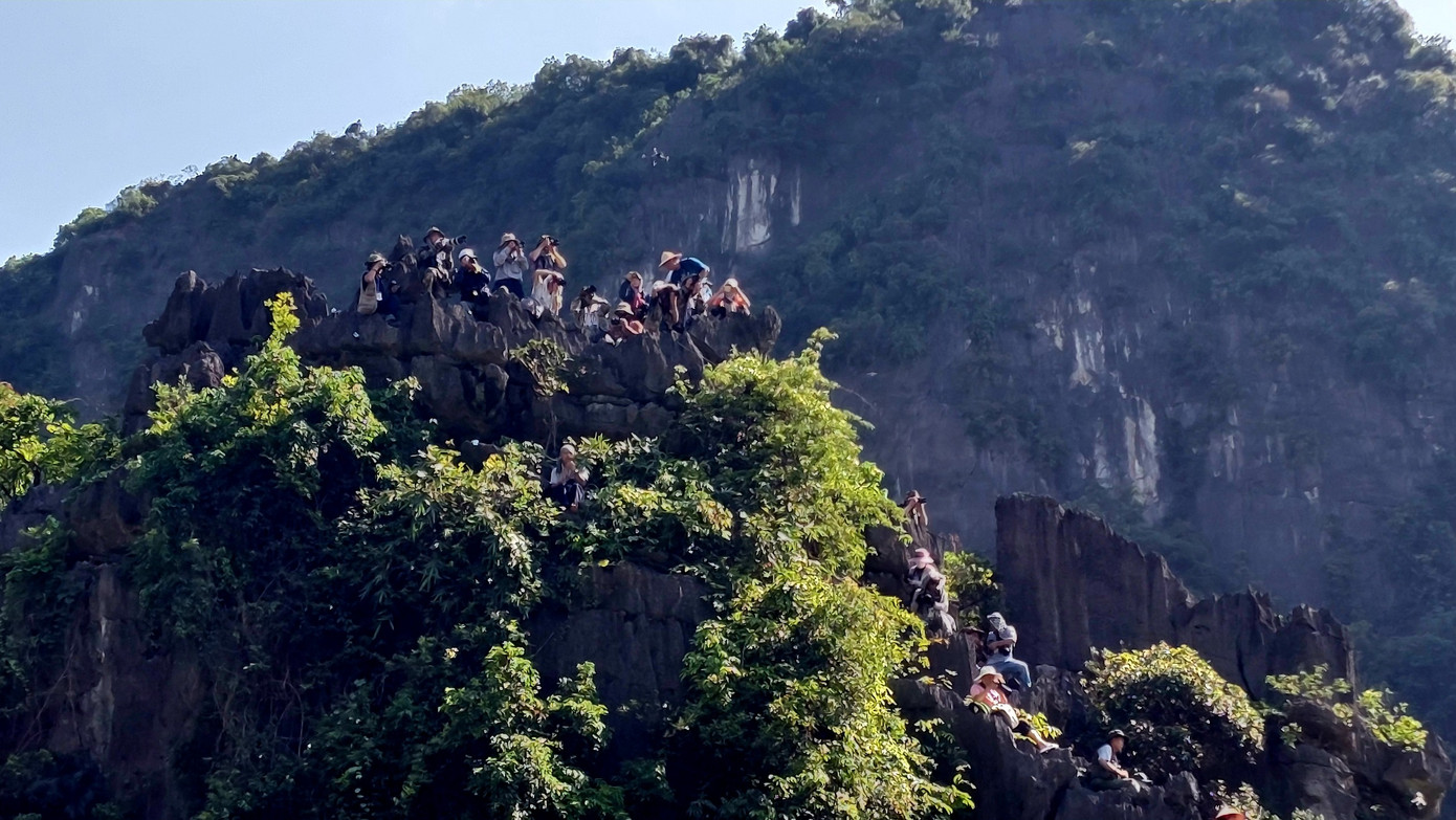Hàng trăm nhiếp ảnh gia đổ về Tam Cốc - Tràng An dịp lễ hội. Hàng trăm nhiếp ảnh gia đổ về Tam Cốc - Tràng An dịp lễ hội.