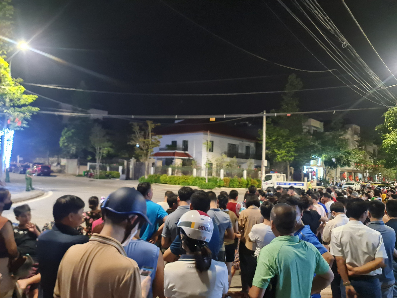 Người dân hiếu kỳ tại khu vực nhà ông Vịnh vào tối 18/5. Người dân hiếu kỳ tại khu vực nhà ông Vịnh vào tối 18/5.