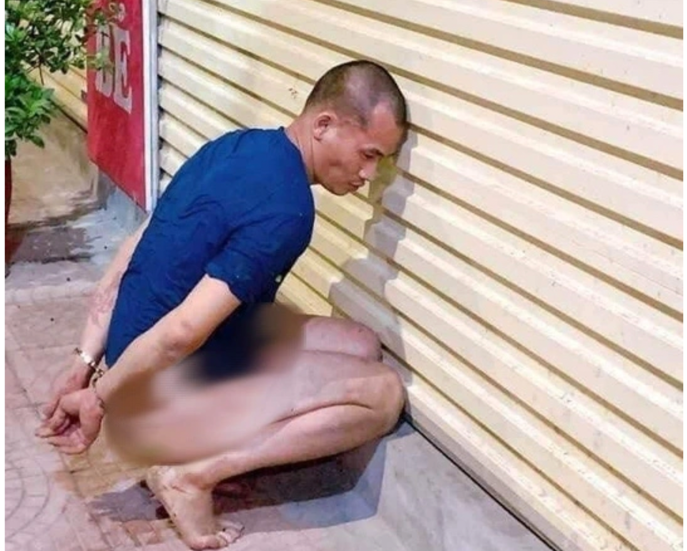 Cương bị công an bắt giữ. Cương bị công an bắt giữ.