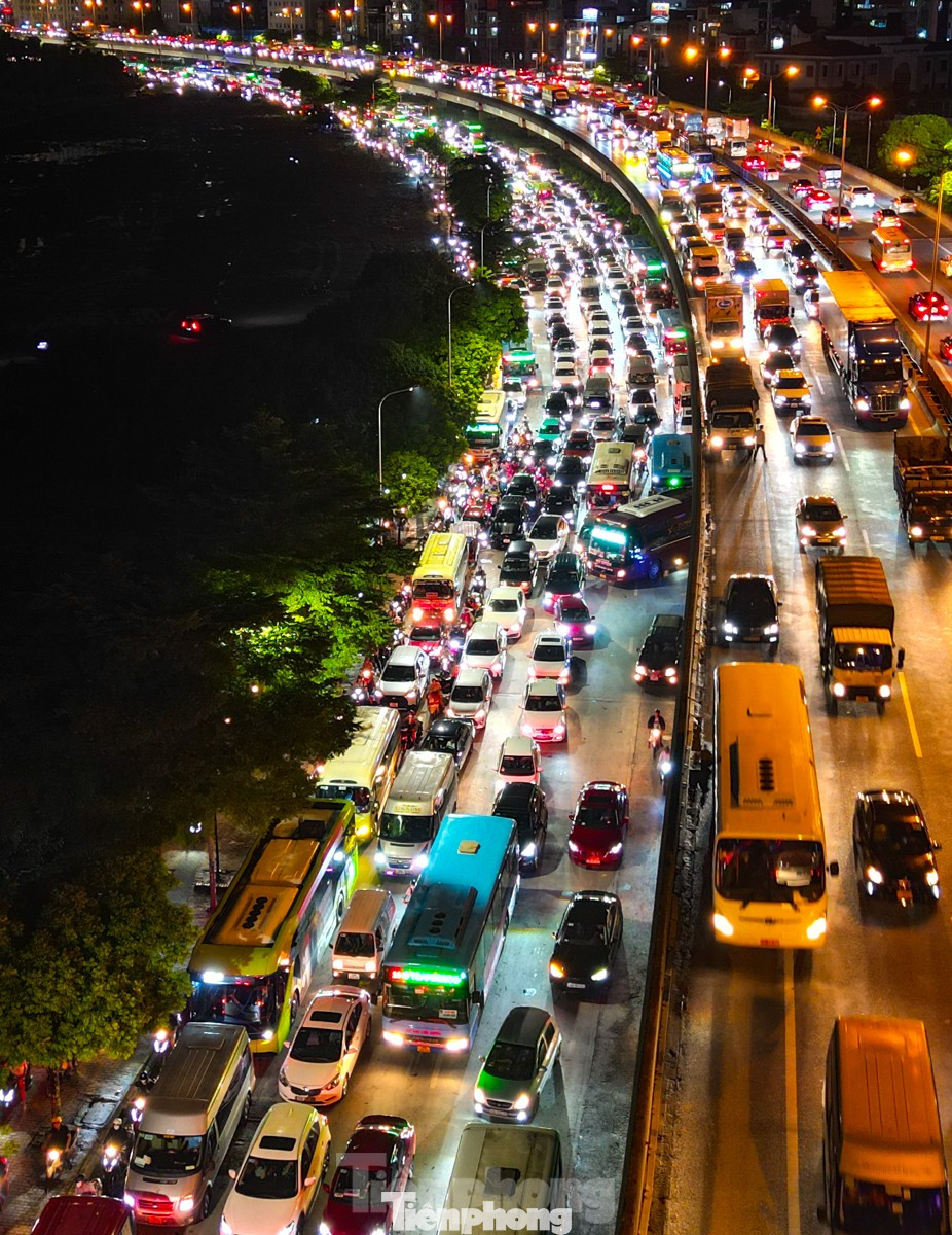 Phương tiện phủ kín tất cả các làn đường trên cao Vành đai 3.