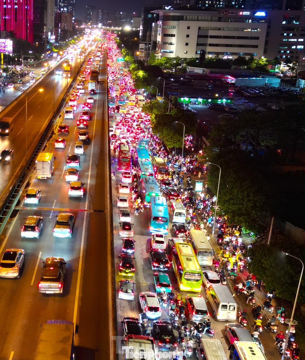 Phương tiện phủ kín tất cả các làn đường trên cao Vành đai 3.