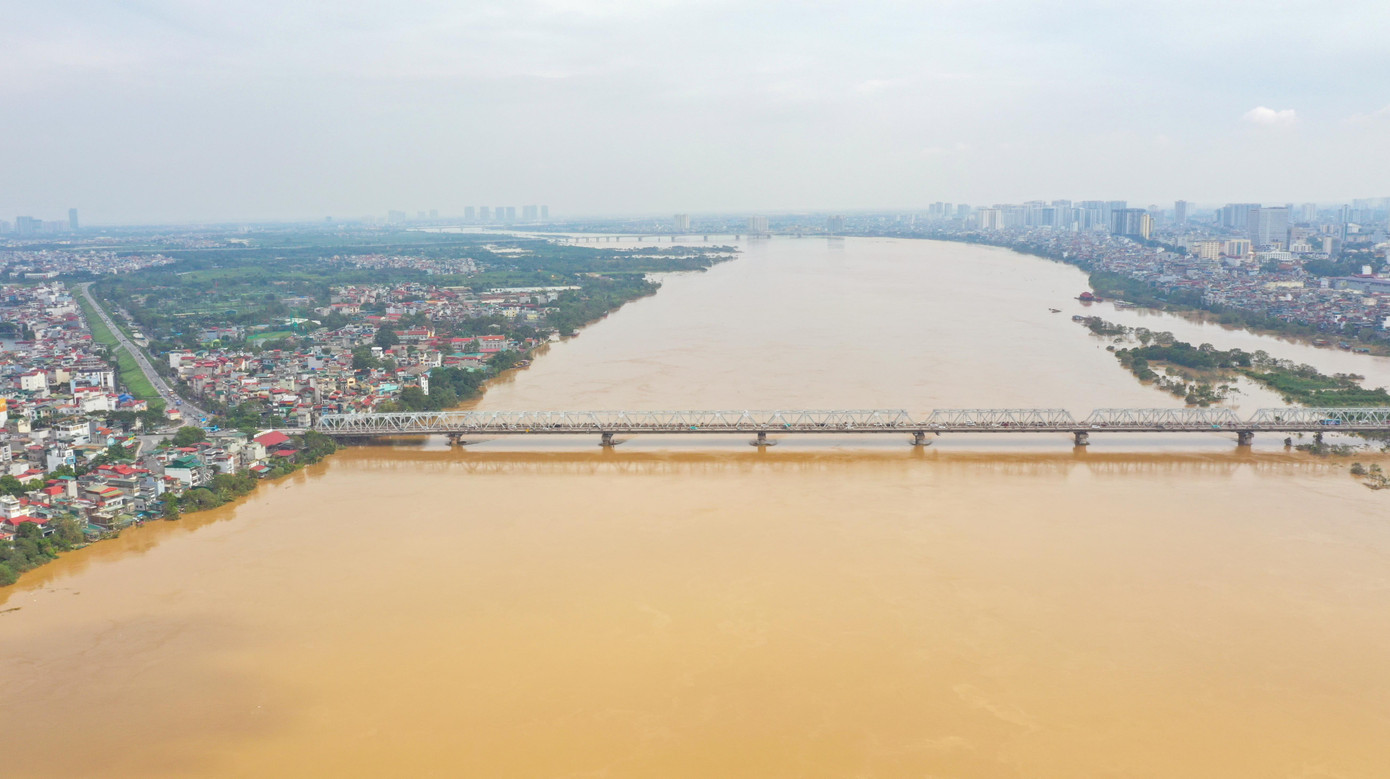 Cầu Chương Dương lọt thỏm giữa mênh mông nước lũ.