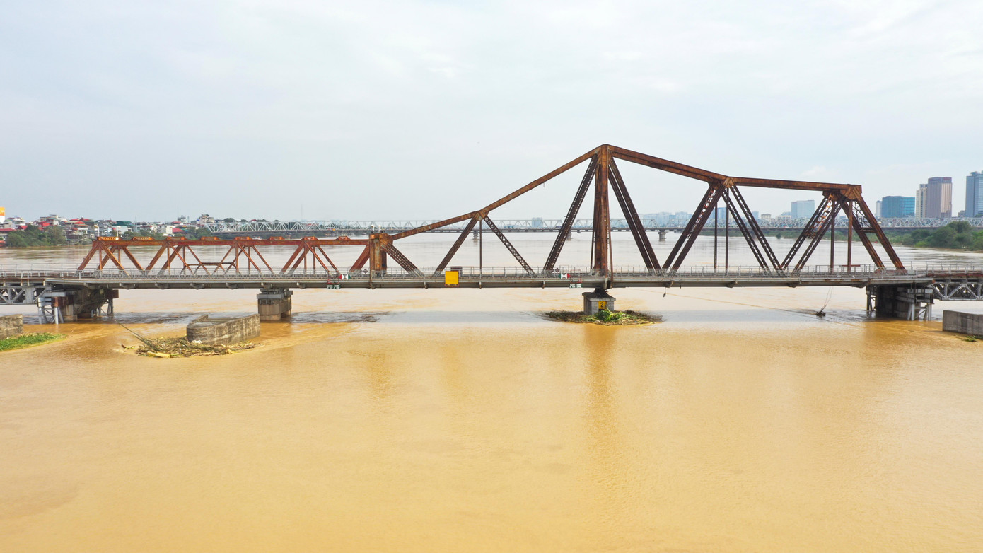 Lũ trên sông Hồng (Hà Nội) đã đạt đỉnh ở mức 11,30m lúc 2 giờ ngày 12/9, dưới báo động ba 0,20m và đang xuống. Đến 12h trưa nay, mực nước trên sông Hồng đoạn quận Long Biên (Hà Nội) ở mức 11,08m (dưới báo động lũ cấp III là 0,42m, giảm 12cm so với lúc 7h).