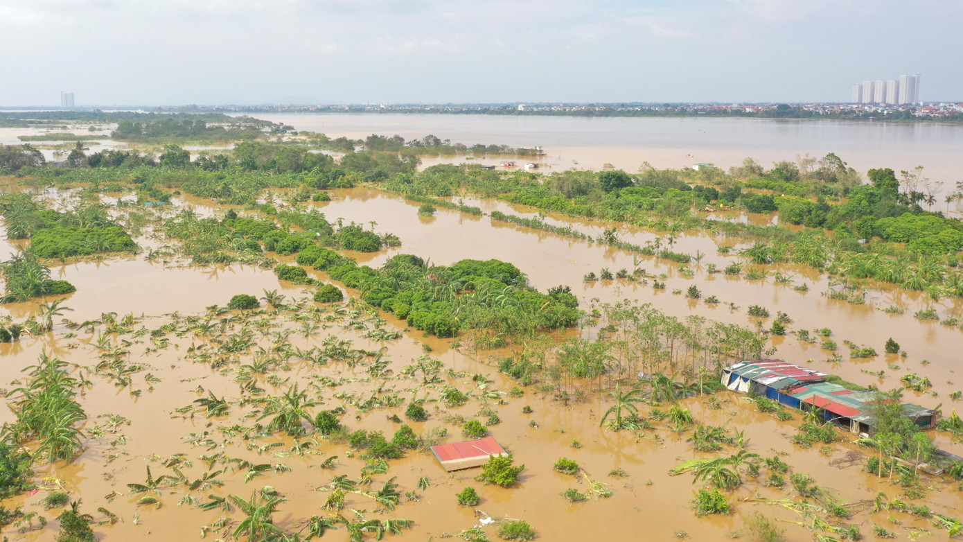 Trước đó vào ngày 10/9, khi lũ sông Hồng dâng cao, chính quyền Hà Nội đã khẩn trương sơ tán người dân đến nơi an toàn.