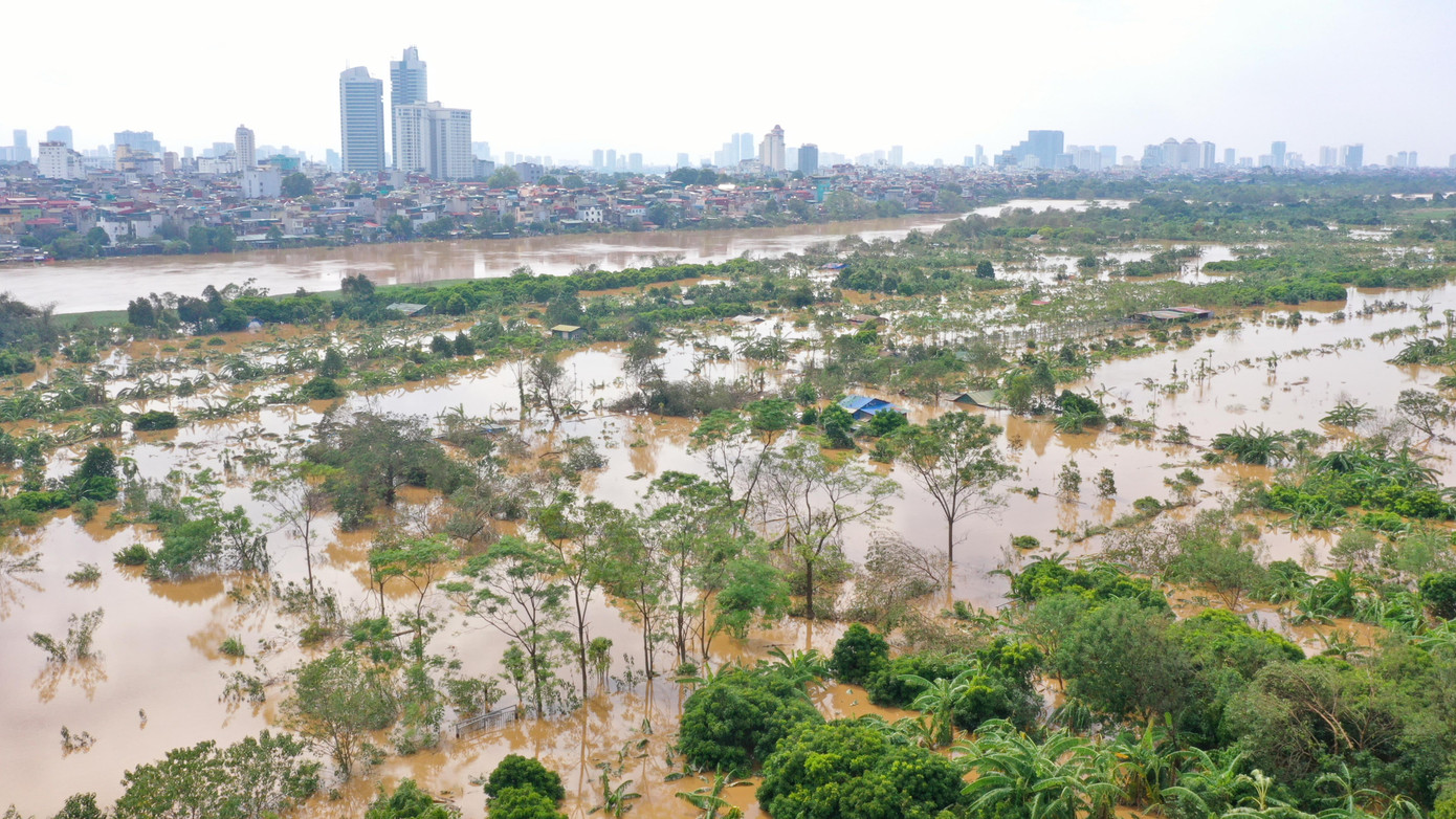 Mực nước cao lịch sử đã nhấn chìm nhiều nhà cửa, hoa màu của người dân.