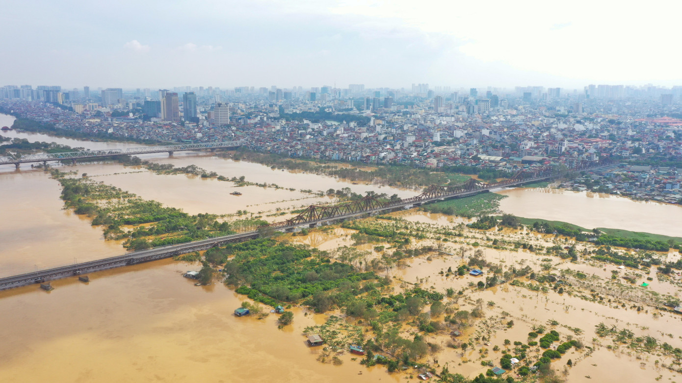 Dù lũ trên sông Hồng khu vực Hà Nội có giảm nhưng vẫn ở mức cao gây ngập lụt vùng trũng thấp, các bãi nổi giữa sông, vùng ven sông, nguy cơ mất an toàn đối với các tuyến đê, do đó, Ban Chỉ huy phòng, chống thiên tai và tìm kiếm cứu nạn thành phố Hà Nội đề nghị các quận, huyện, thị xã tăng cường tuần tra, canh gác bảo vệ đê điều theo quy định; kịp thời phát hiện, xử lý các sự cố thiên tai ngay từ đầu theo phương châm “4 tại chỗ”.