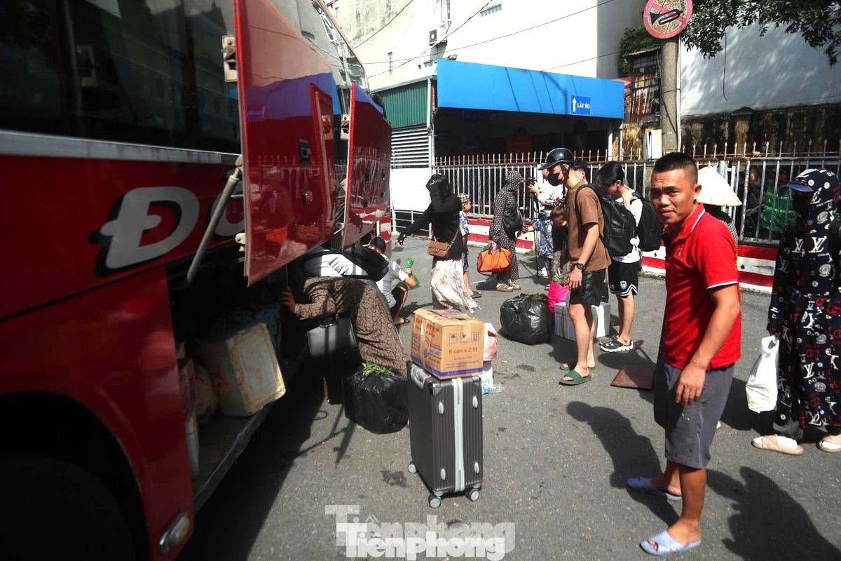 Xe cộ liên tục ra vào bến xe Mỹ Đình, nhiệt độ tại Hà Nội ngày 3/9 dao động từ 33-35 độ, trời nắng và oi bức.