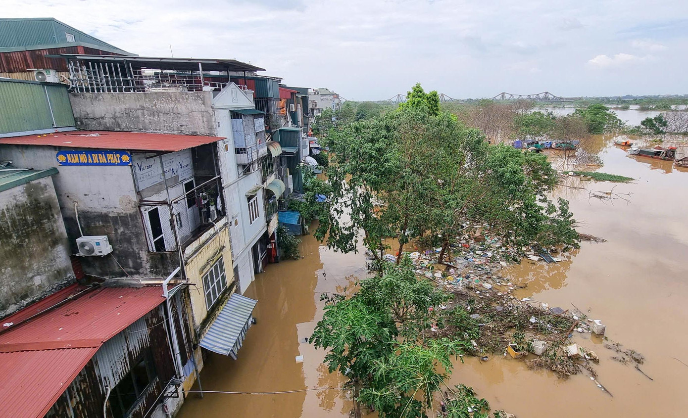 Nhưng ngôi nhà ven sông (khu vực phường Phúc Tân) vẫn ngập sâu, có đoạn gần 1 mét.