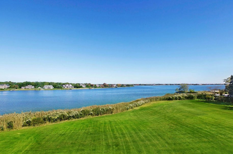 Màu xanh non của cỏ, xanh biếc của nước trong vịnh Quantuck và bầu tròi, xanh thẫm của cây cối