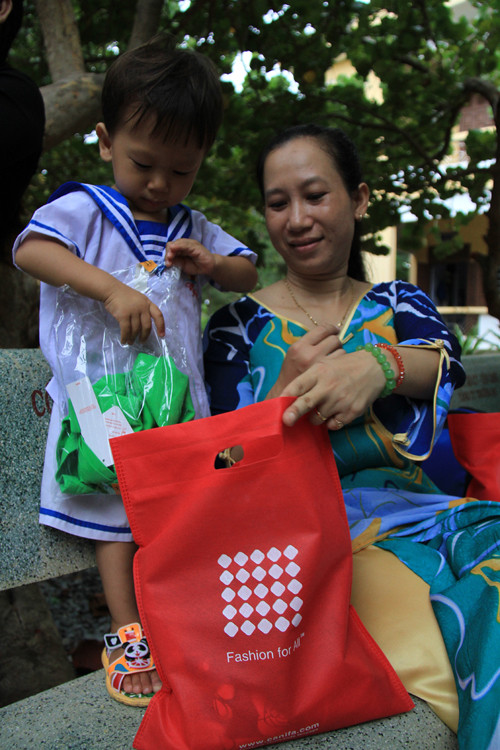 Quà của công ty TM&DV Hoàng Dương cũng được phóng viên báo Tiền Phong gửi đến tận tay các bậc phụ huynh và cháu nhỏ trên đảo Trường Sa Lớn