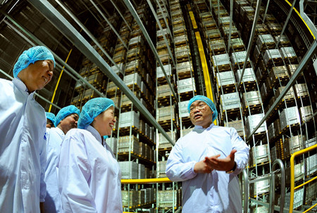 Nhà máy sữa Việt Nam có hệ thống kho thông minh đầu tiên và lớn nhất tại Việt Nam. Kho có diện tích 6 ha và 20 ngõ xuất nhập, có chiều dài 105m, cao 35m, gồm 17 tầng giá đỡ, với sức chứa là 27.168 lô chứa hàng. (Ảnh: Nguyễn Á