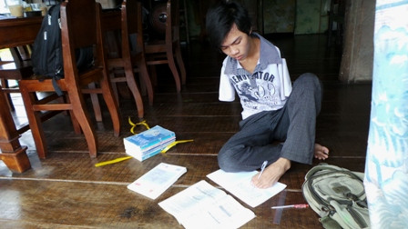 Trí nhận thấy chỉ có con đường học hành mới làm thay đổi số phận, vì thế em quyết tâm luyện chân thành tay để học chữ và đỗ đạt như bây giờ