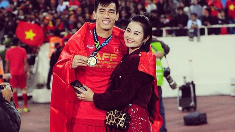 Đội tuyển Việt Nam về tới sân bay Nội Bài ảnh 9