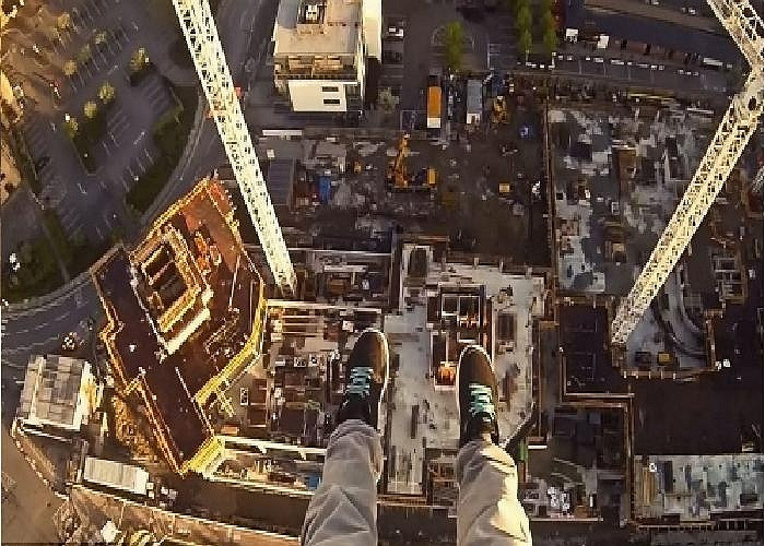 Thả chân đung đưa theo gió