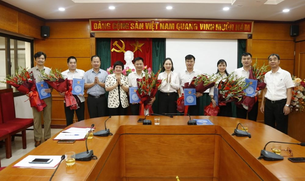 Lãnh đạo quận Hà Đông tặng hoa, chúc mừng các đồng chí được điều động, bổ nhiệm. Lãnh đạo quận Hà Đông tặng hoa, chúc mừng các đồng chí được điều động, bổ nhiệm.