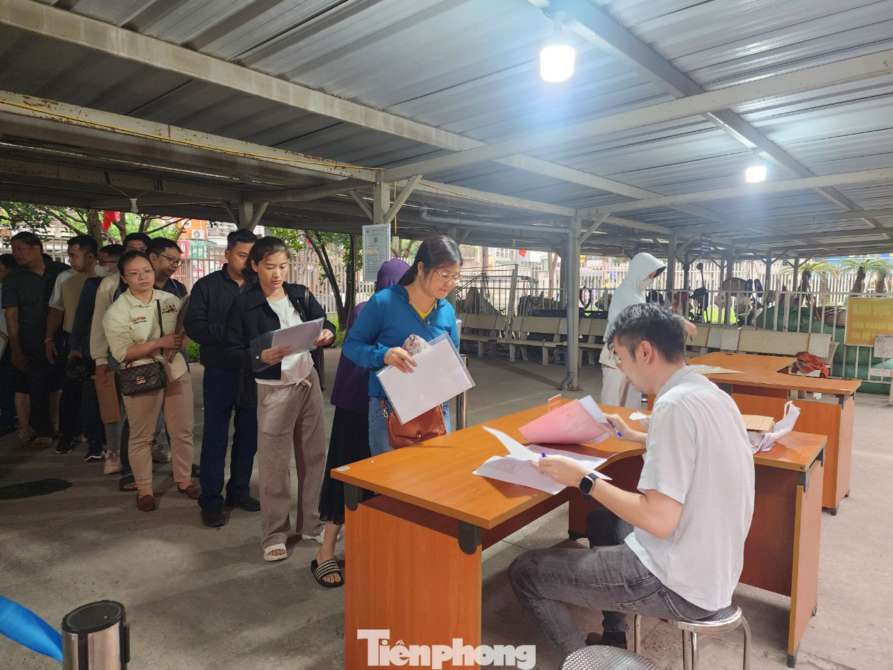 Cán bộ tại Chi nhánh Văn phòng đăng ký đất đai quận Hà Đông kiểm tra hồ sơ của công dân trước khi thực hiện thủ tục hành chính về đất đai.