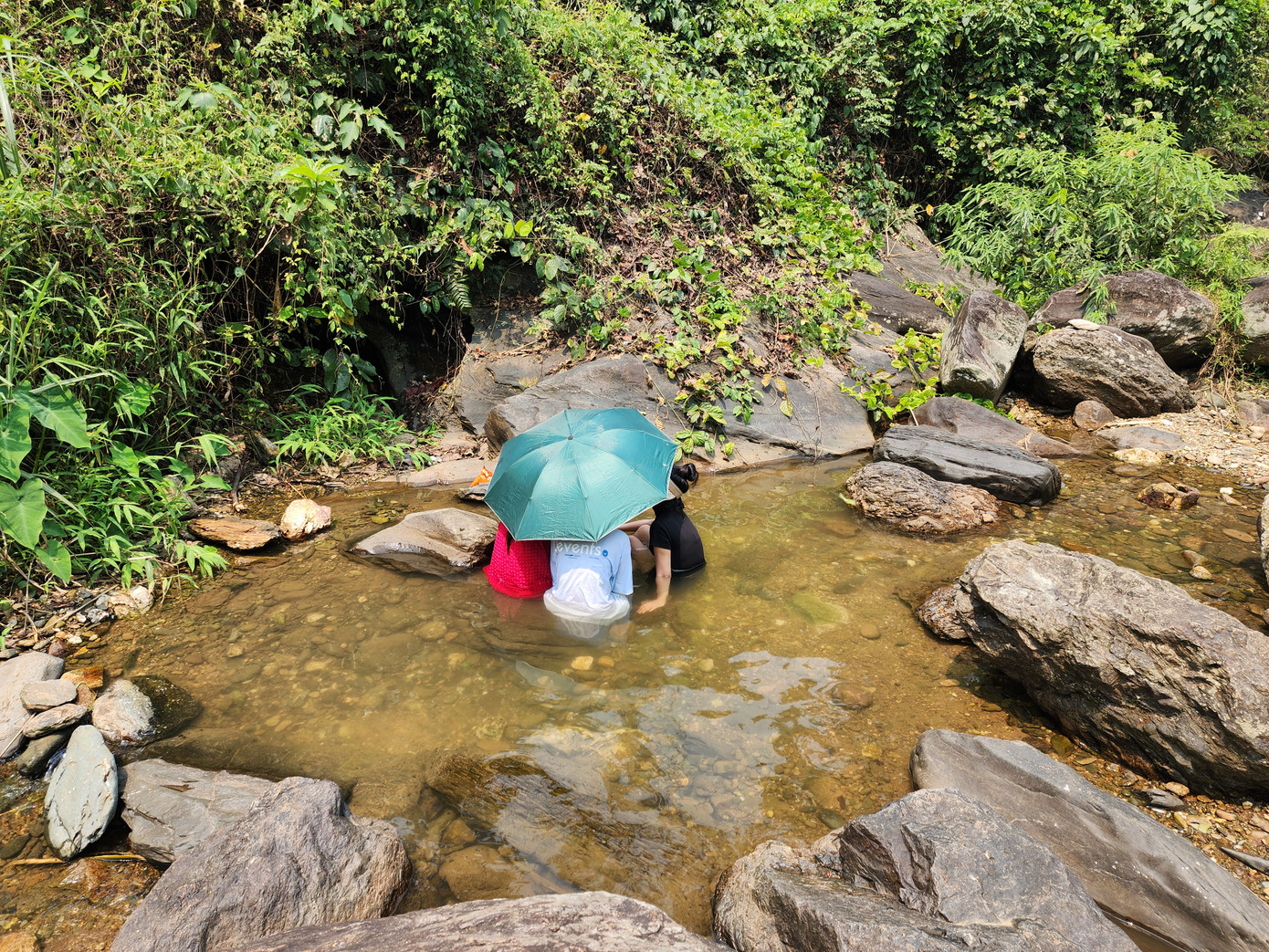 Một số bạn trẻ chọn ngâm mình dưới suối. Một số bạn trẻ chọn ngâm mình dưới suối.
