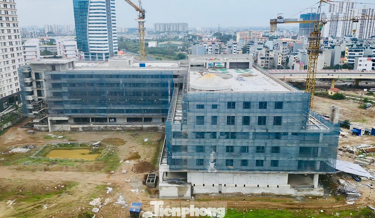 Hiện tại, các đơn vị thi công đang tập trung nhân lực triển khai dự án đúng tiến độ (Ảnh: Trọng Tài).