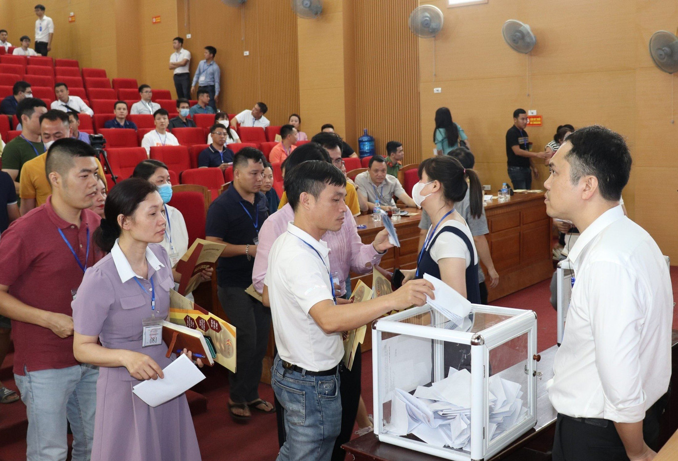 Khách hàng bỏ phiếu đấu giá quyền sử dụng đất ở tại Quốc Oai ngày 25/4 Khách hàng bỏ phiếu đấu giá quyền sử dụng đất ở tại Quốc Oai ngày 25/4