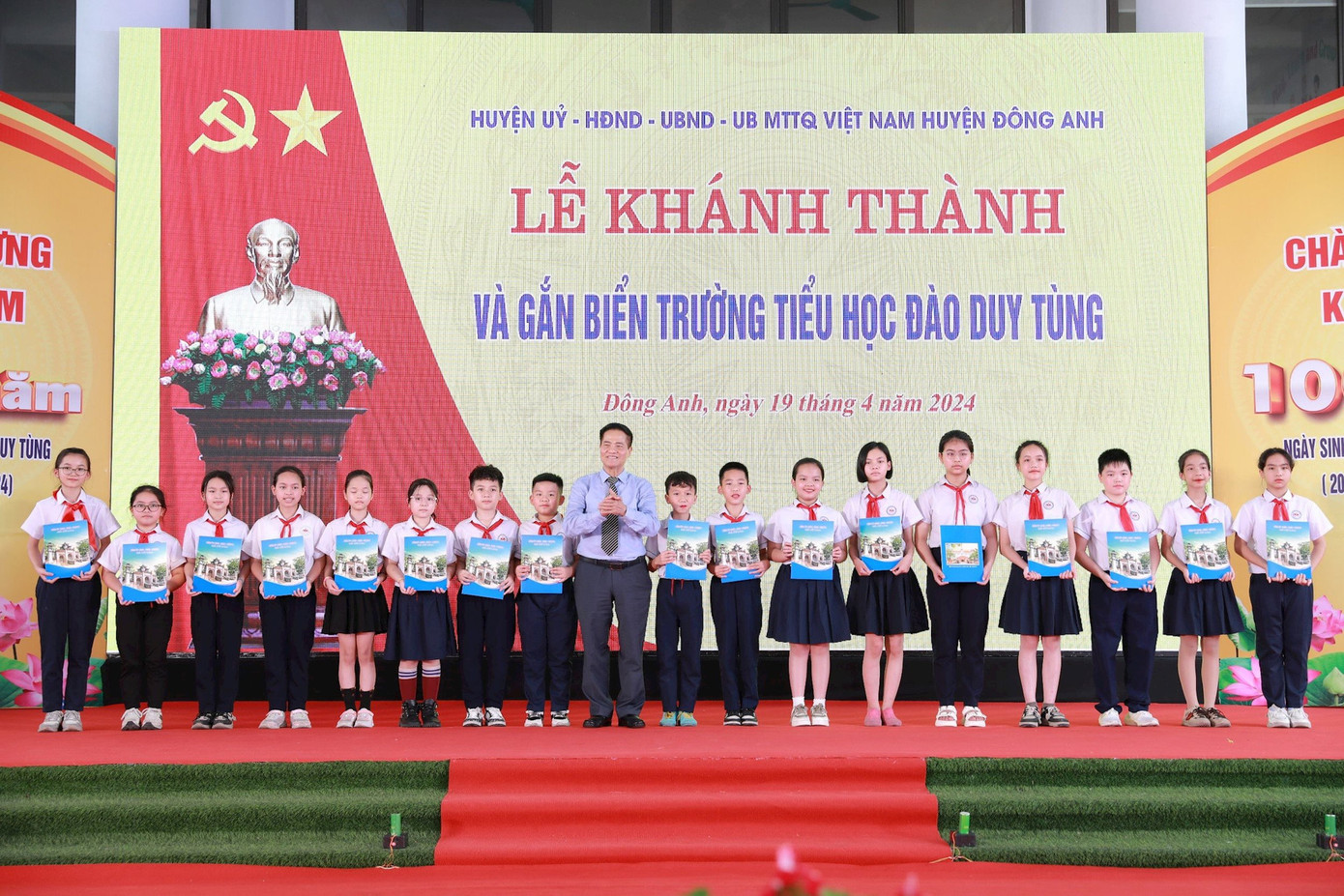 Đại diện gia đình đồng chí Đào Duy Tùng trao học bổng Quỹ Khuyến học Đào Duy Tùng cho các học sinh tiêu biểu.